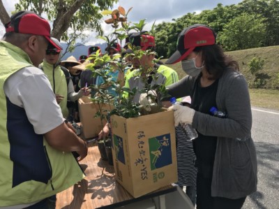 林區管處貼心贈送每位參與的民眾象徵「好運到來」的茶花及象徵「清雅高貴」的桂花 (2)